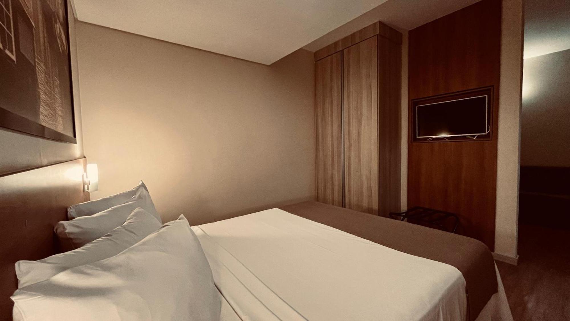 Amsterdam Hotel Montes Claros